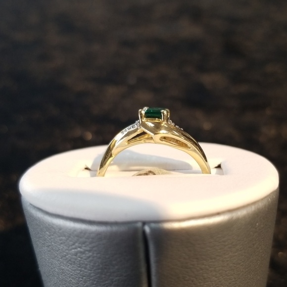 10k Emerald and diamond ring - Picture 4 of 5
